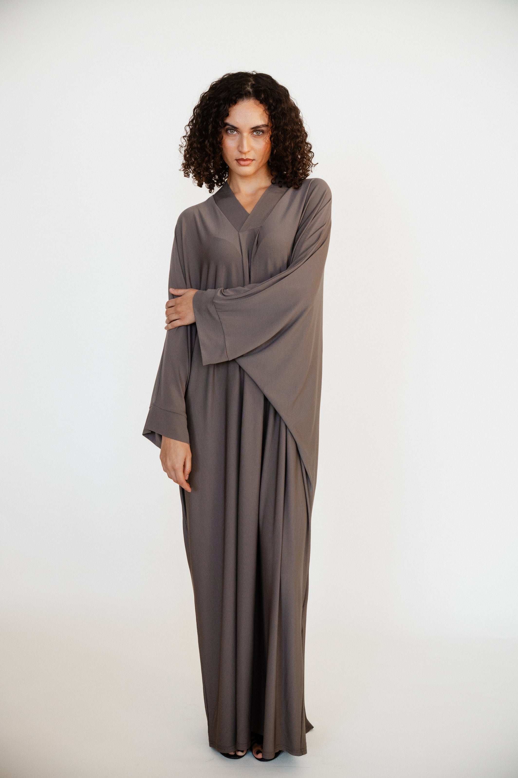 Taupe Abaya – Élégance Kandora Luxury Homewear